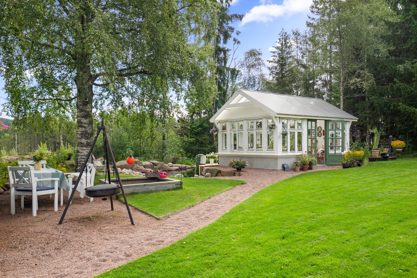 Eiendommen har mange flotte uteplasser Galleribilde