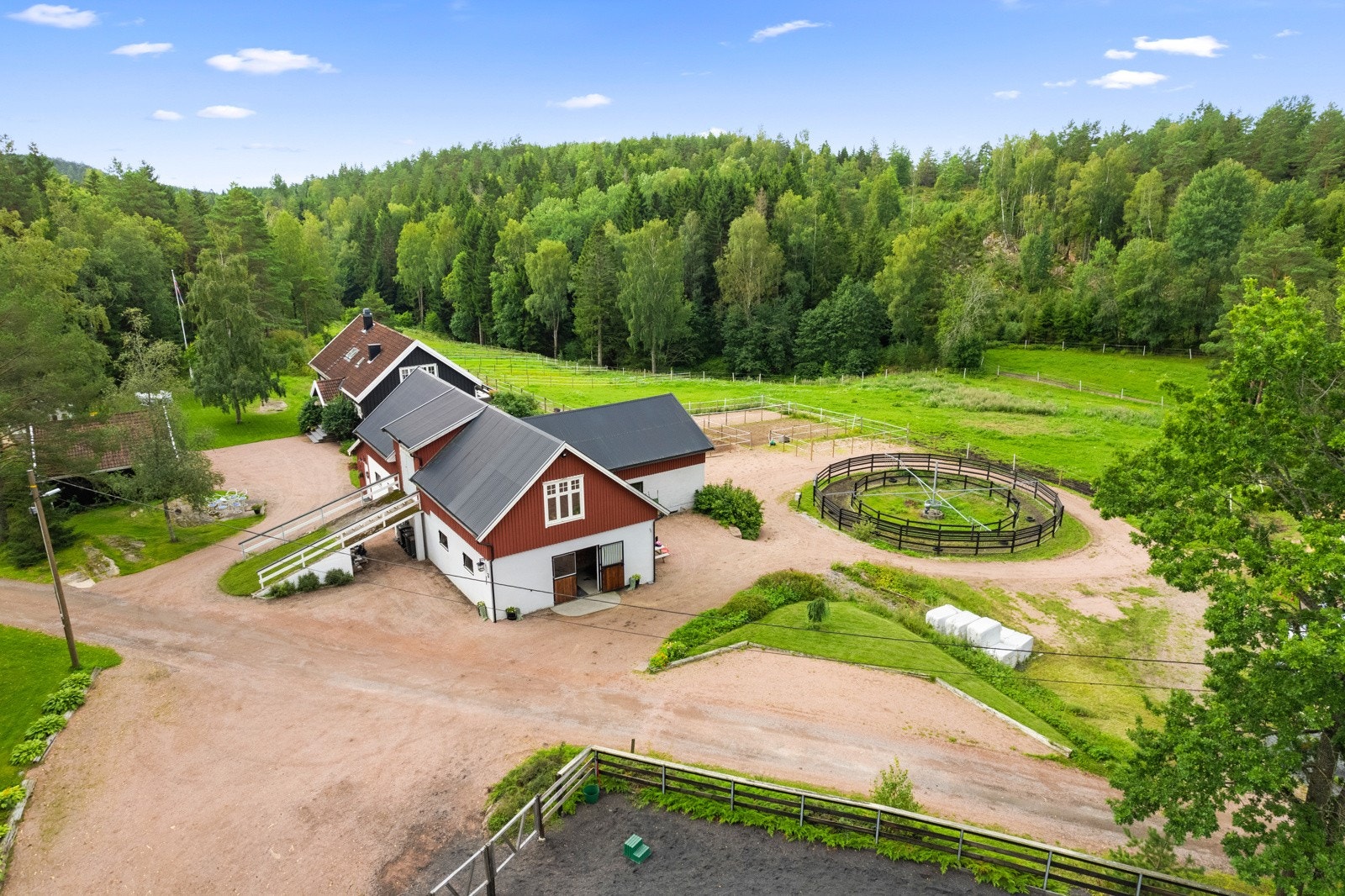 Eiendommen har stor tomt på nærmere 24 mål Galleribilde