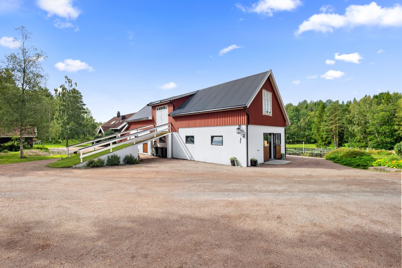 Bygningen har i tillegg innebygget brakke med bad og oppholdsrom med minikjøkken Galleribilde