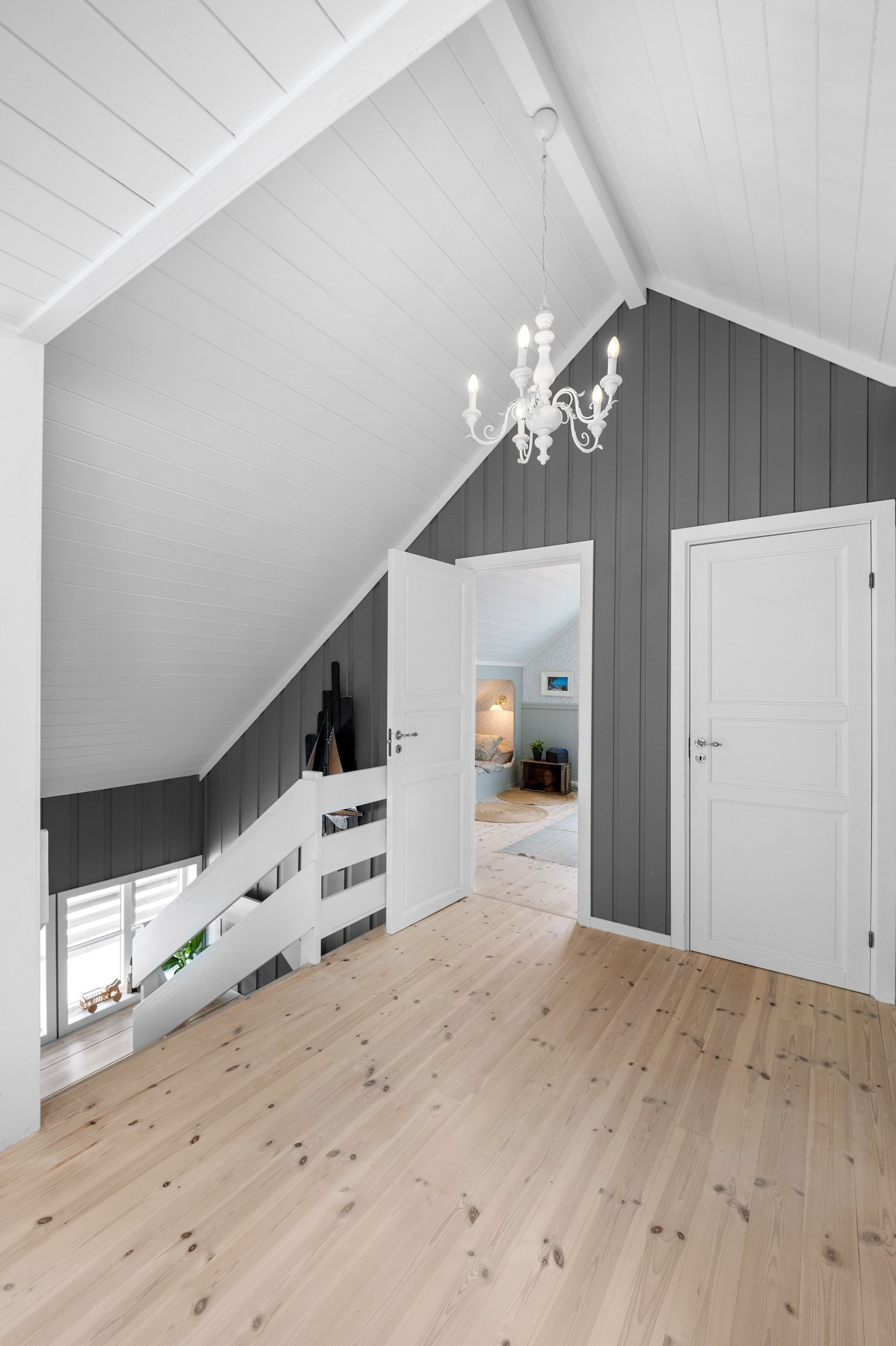 Boligens øvre etasje er bestående av loftstue, bad og 3 soverom Galleribilde