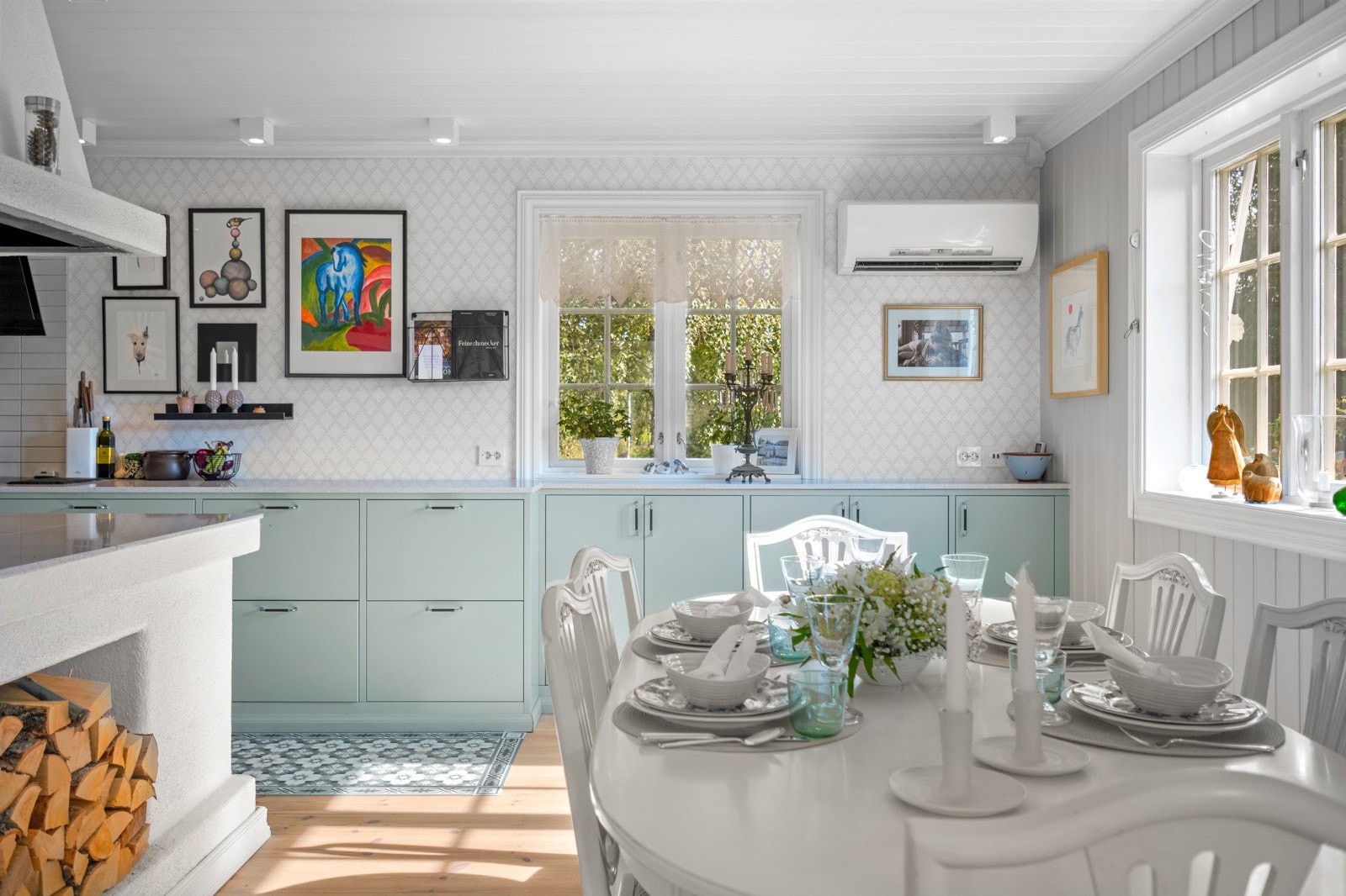 Spisestuen ligger i forlengelse av kjøkkenet Galleribilde