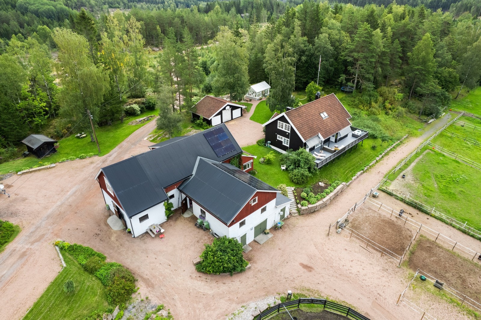 Dette er et småbruk med blant annet enebolig, trippel garasje og driftsbygning med stall Galleribilde