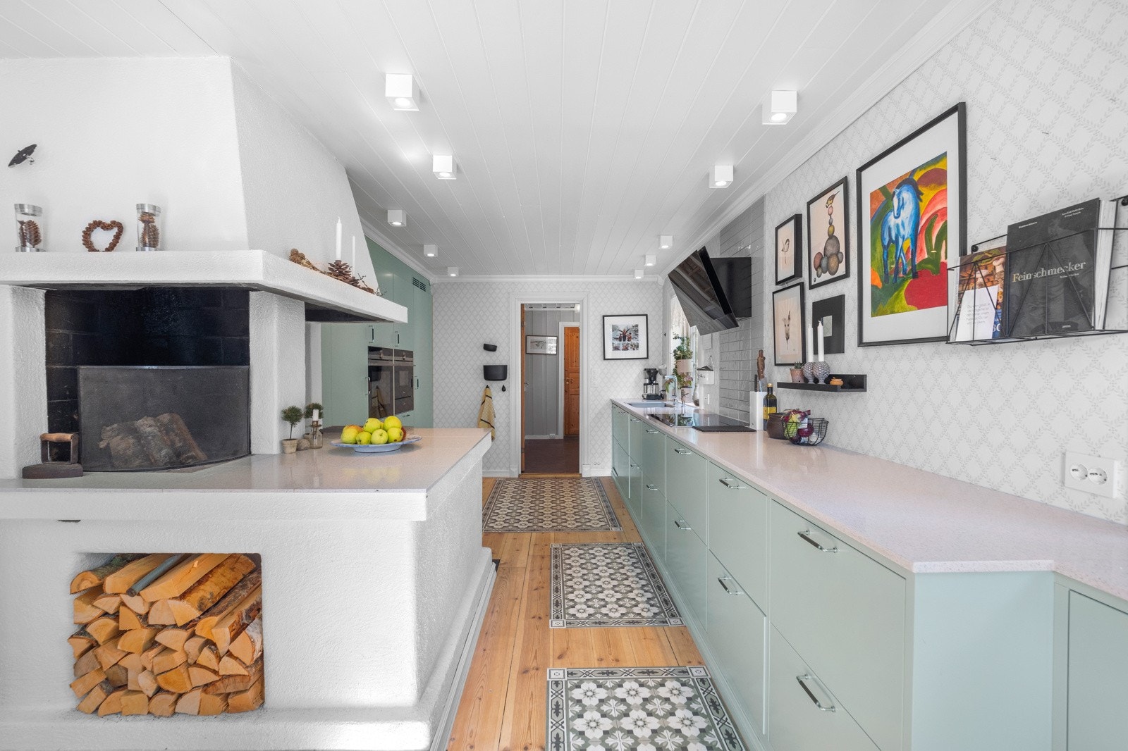 Integrert hvitevarer som stekeovn, dampovn, kjøleskap og oppvaskmaskin gir et renere uttrykk Galleribilde