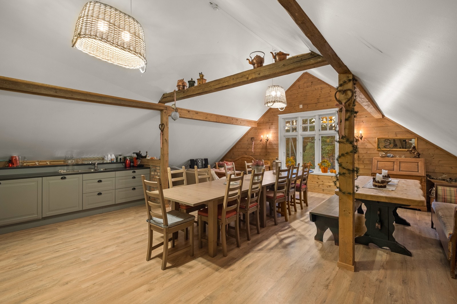 Bygningens andre etasje er innredet med oppholdsrom og lagerrom Galleribilde