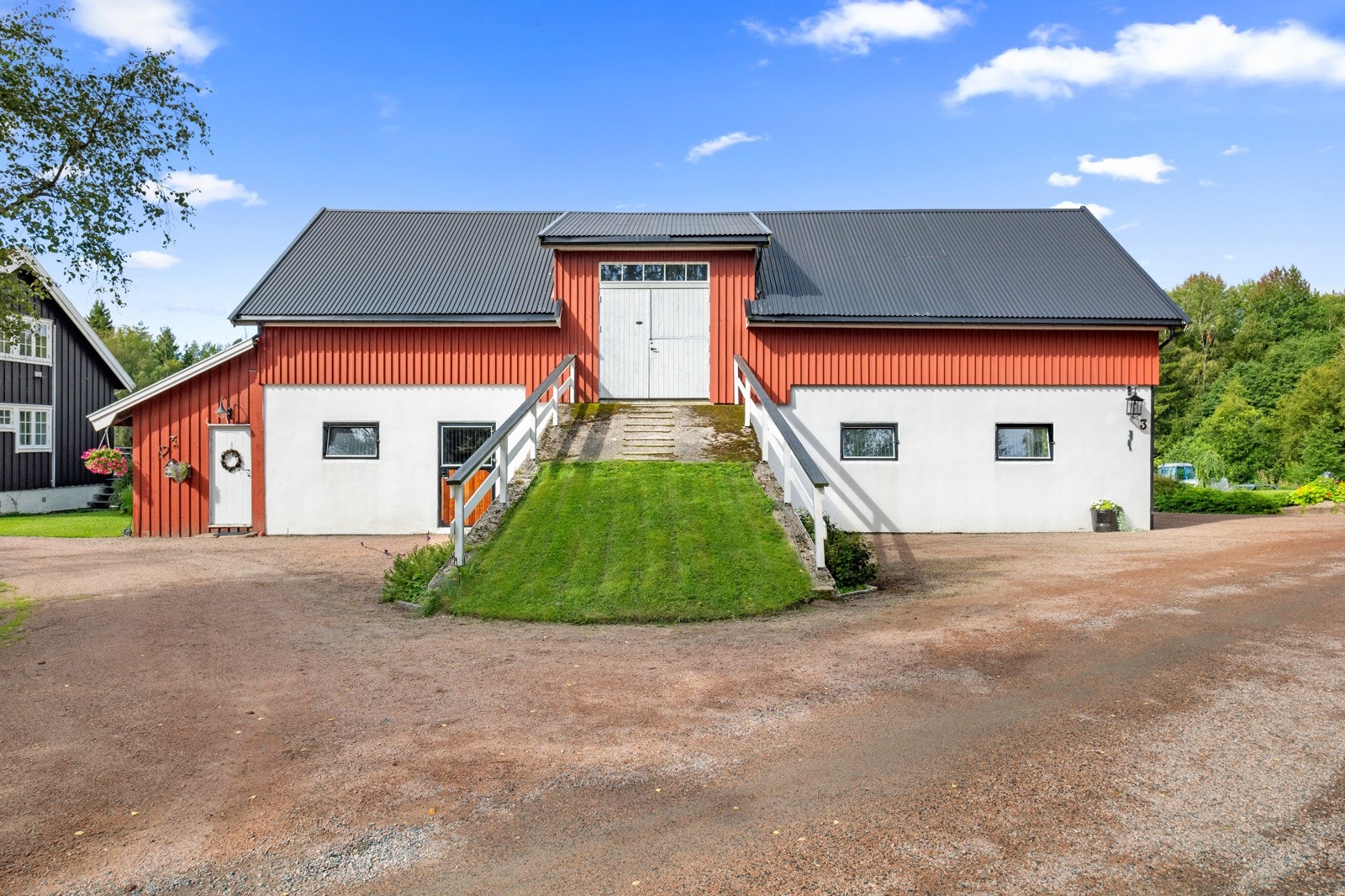 Driftsbygning med stall innredet med blant annet salrom, forrom og toalettrom Galleribilde