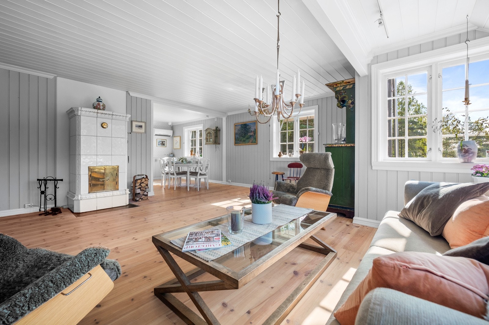 Boligen har en stor og luftig stue Galleribilde