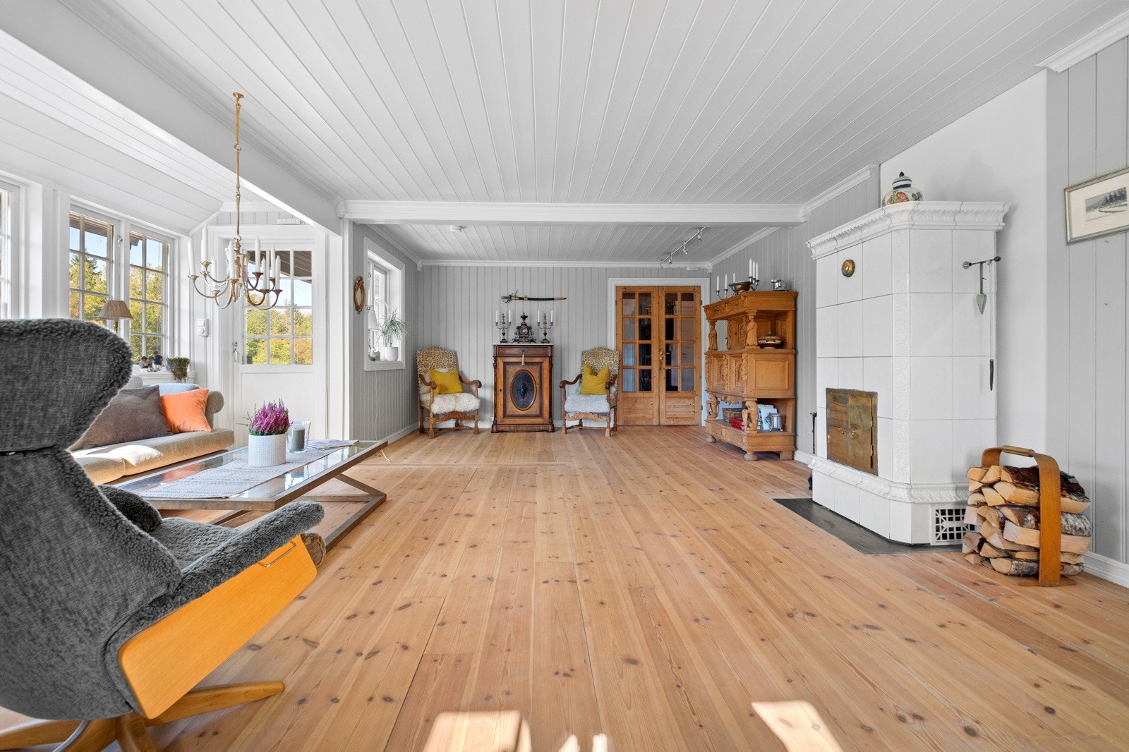 Klassisk kakkelovn i stuen Galleribilde