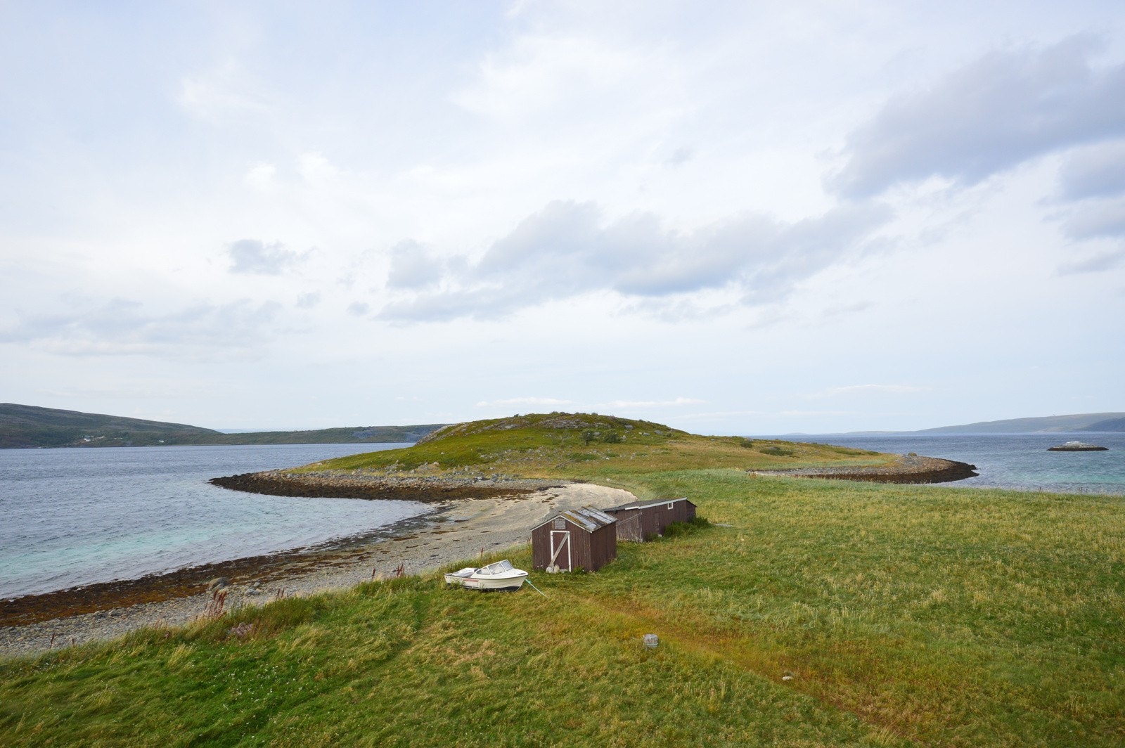 Strand med 2 naust Galleribilde