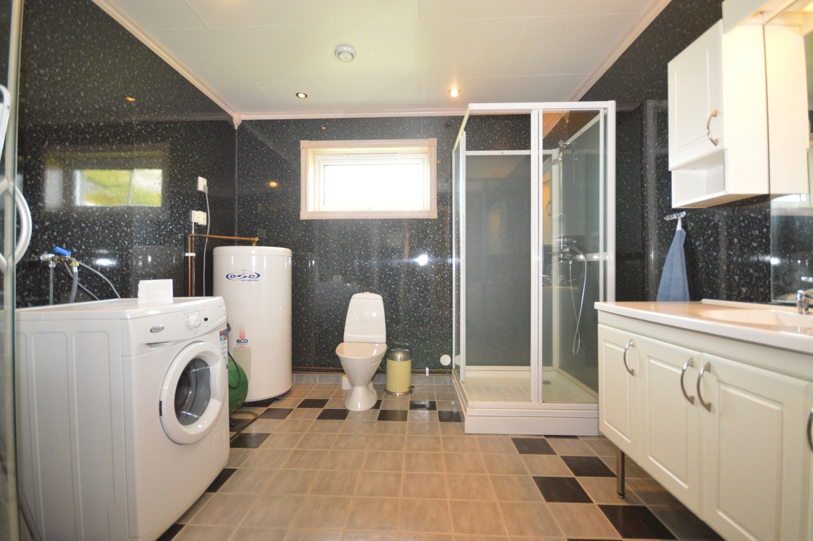 Badet og vaskerom i 1.etg. Galleribilde