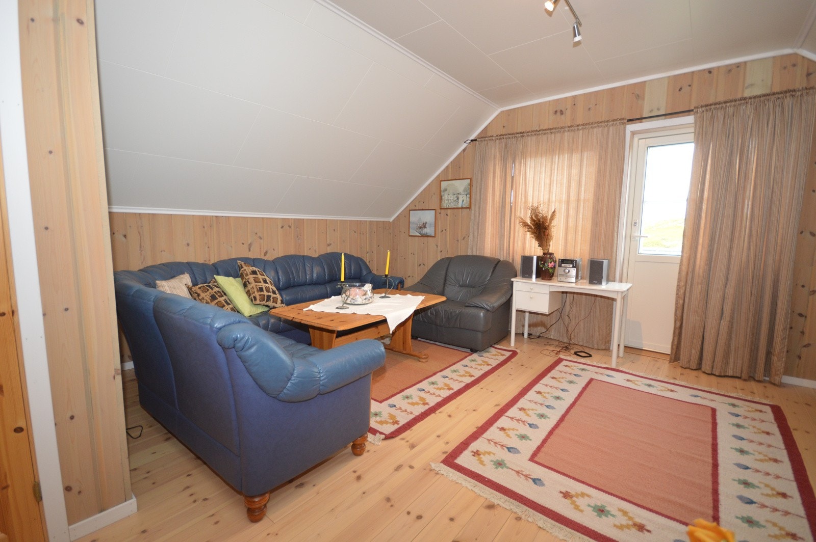 Loftstuen har dør ut til en luftebalkong Galleribilde