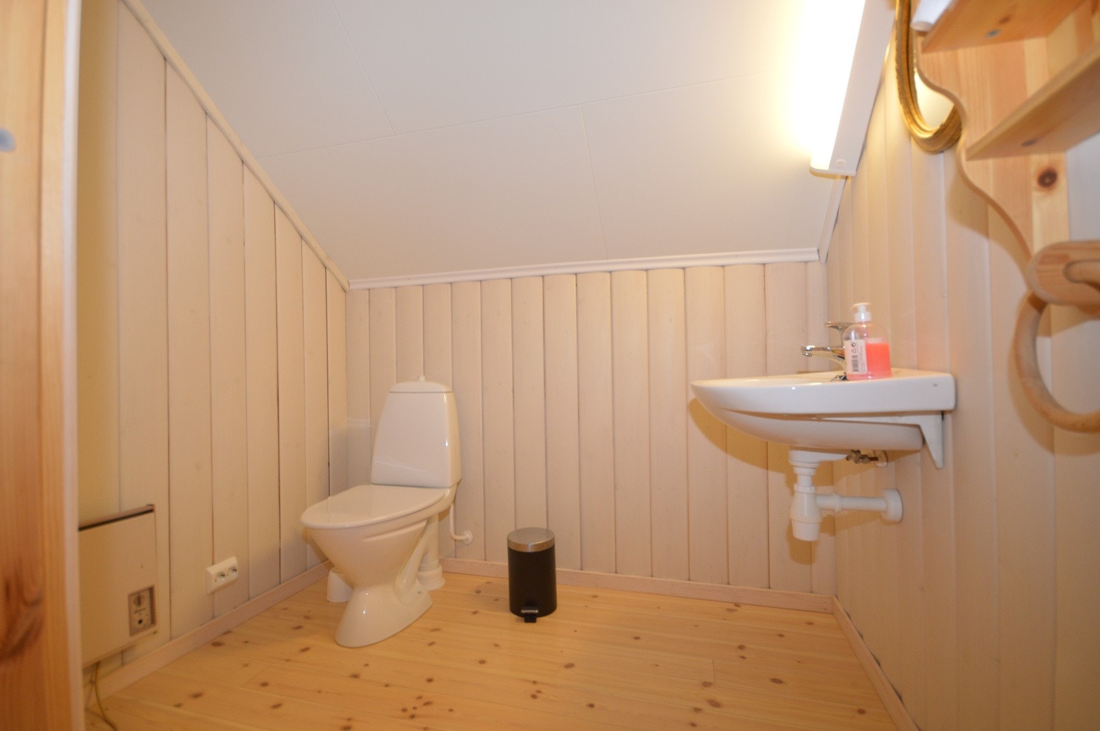 Toalettrom i loft Galleribilde