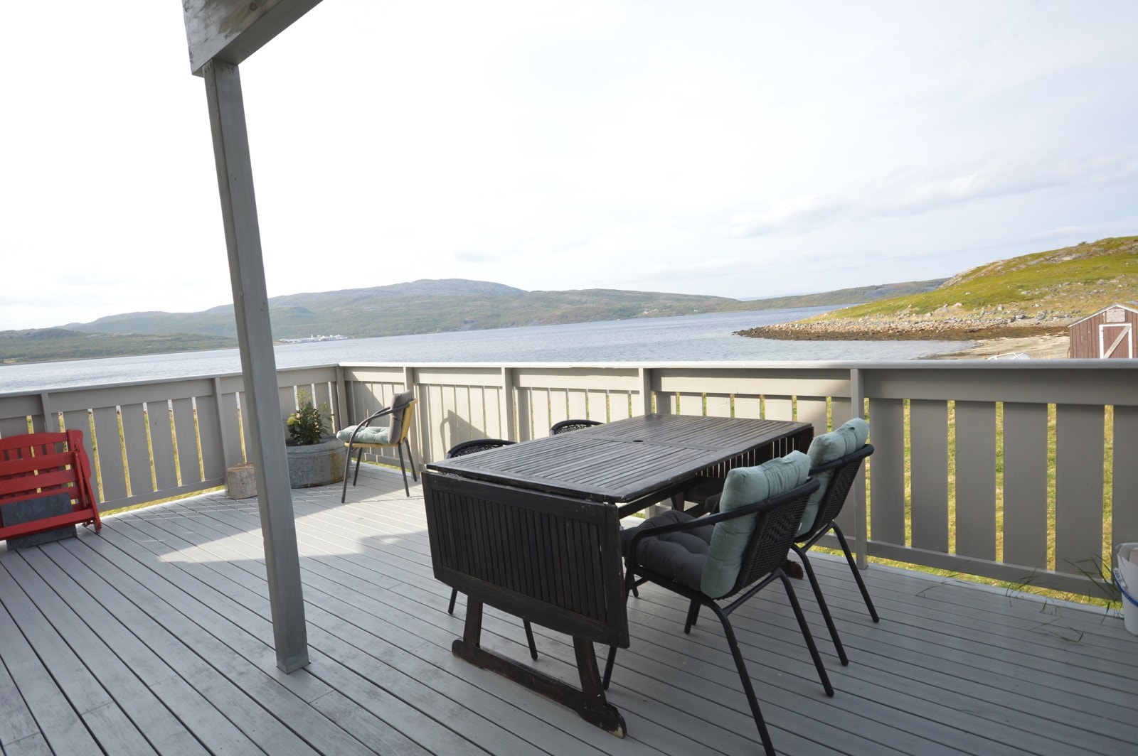 Nydelig utsikt og god plass til sittegrupper Galleribilde