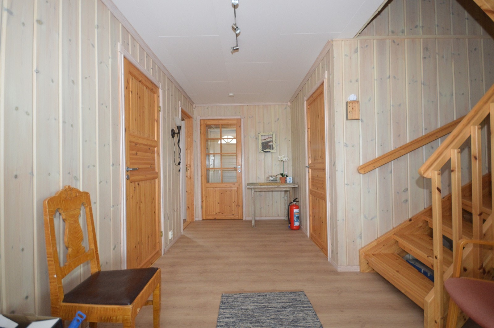 Hall mot trapp til loft, bad og to soverom Galleribilde