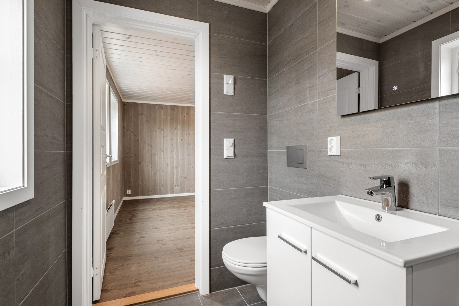 Baderom 2 ligger i tilknytning til et av soverommene. Galleribilde