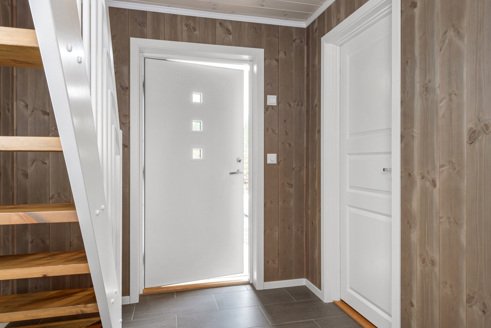 Entreen har lekre fliser med gulvvarme og god plass til oppbevaring. Galleribilde