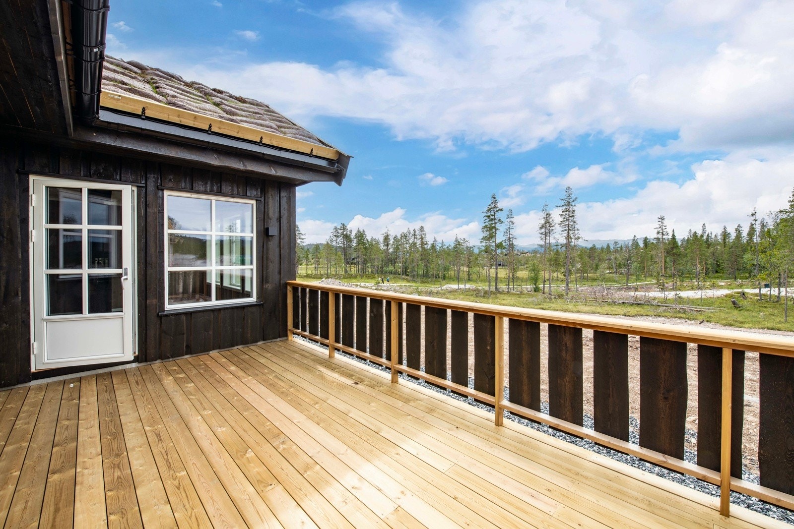 Fra stuen er det utgang til en herlig terrasse. Galleribilde