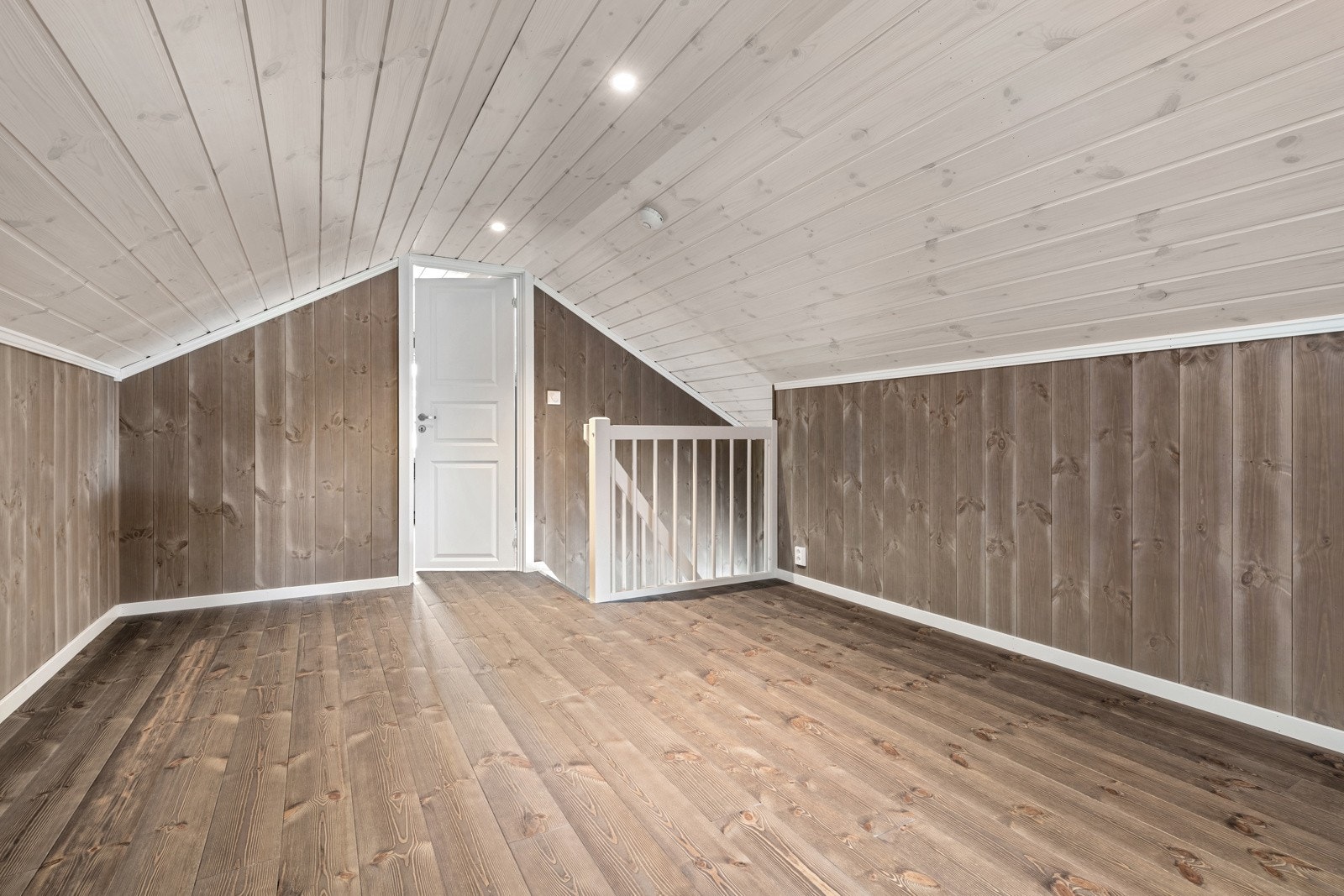 Hemsen har tre rom som kan innredes etter ønske. Her er det perfekt til å ha en ekstra TV-stue. Galleribilde