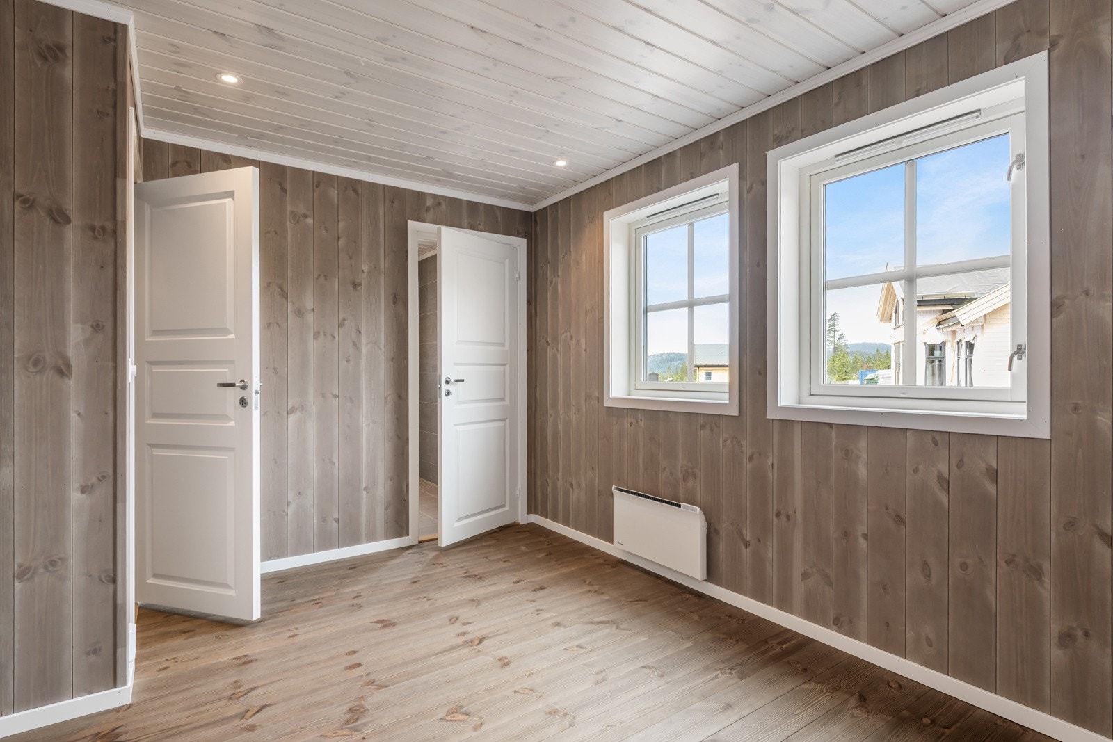 Soverom med god plass til dobbelseng. Galleribilde