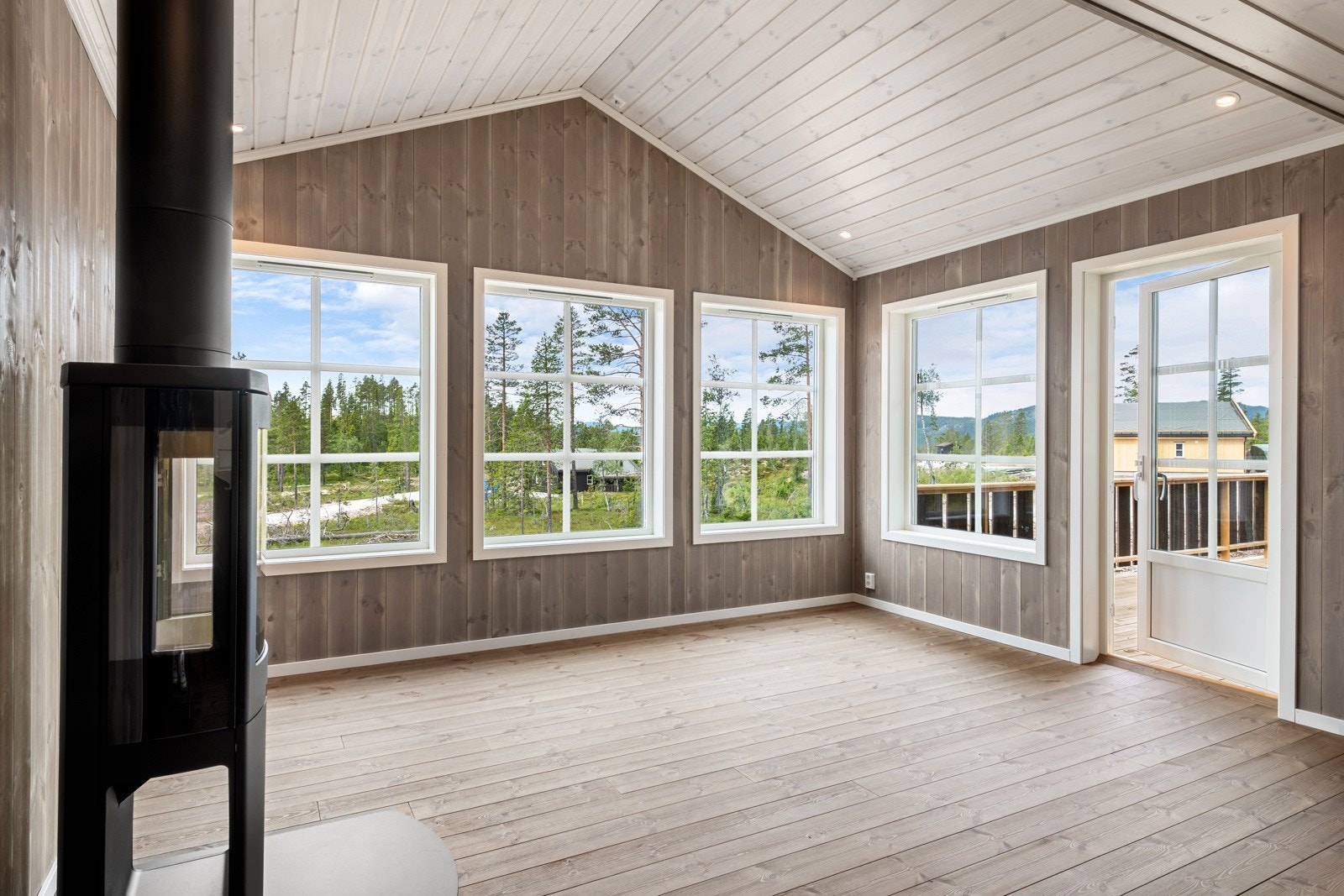 Fra stuen er det utgang til en romslig terrasse. Galleribilde