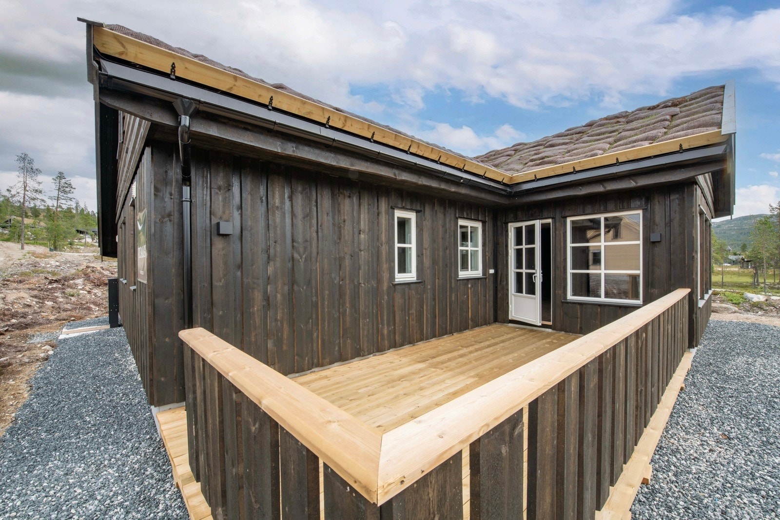 Terrassen gir god plass til utemøblement, bålpanne etc. Galleribilde