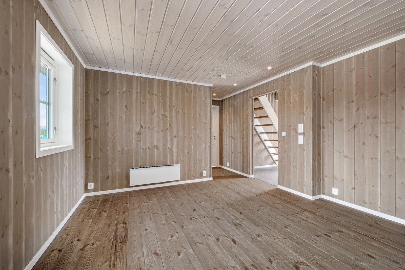 Det er god plass til stort spisestuebord med tilhørende møblement. Galleribilde