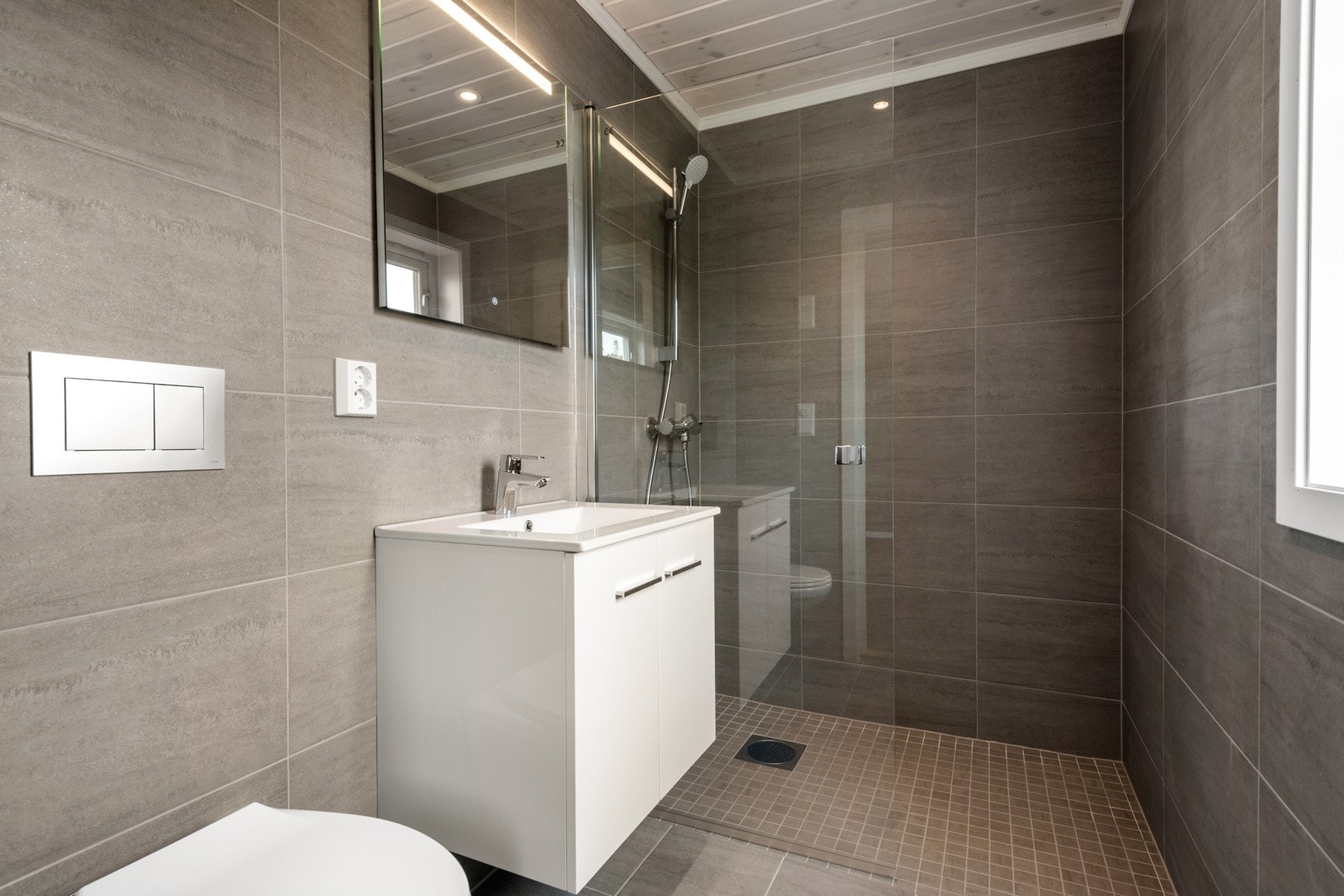 Baderom 2 er i lik stil som det første badet. Galleribilde