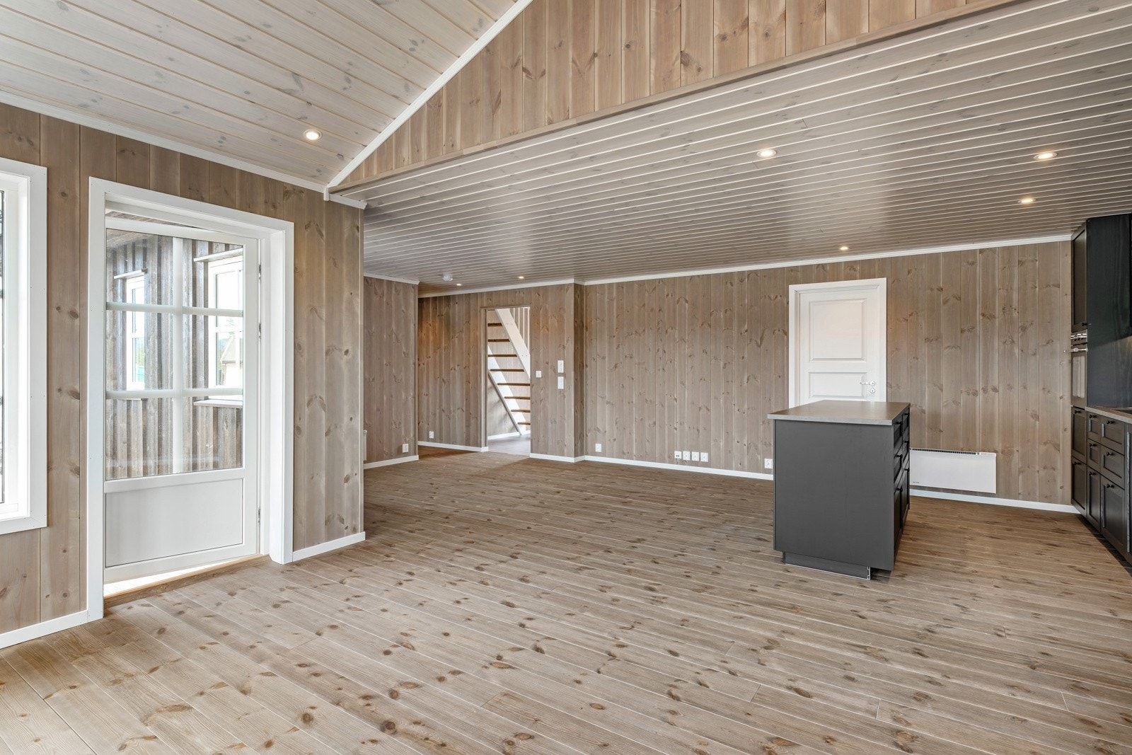 Alle vegger leveres med slettpanel i Myk Elegance og børstet furugulv. Galleribilde