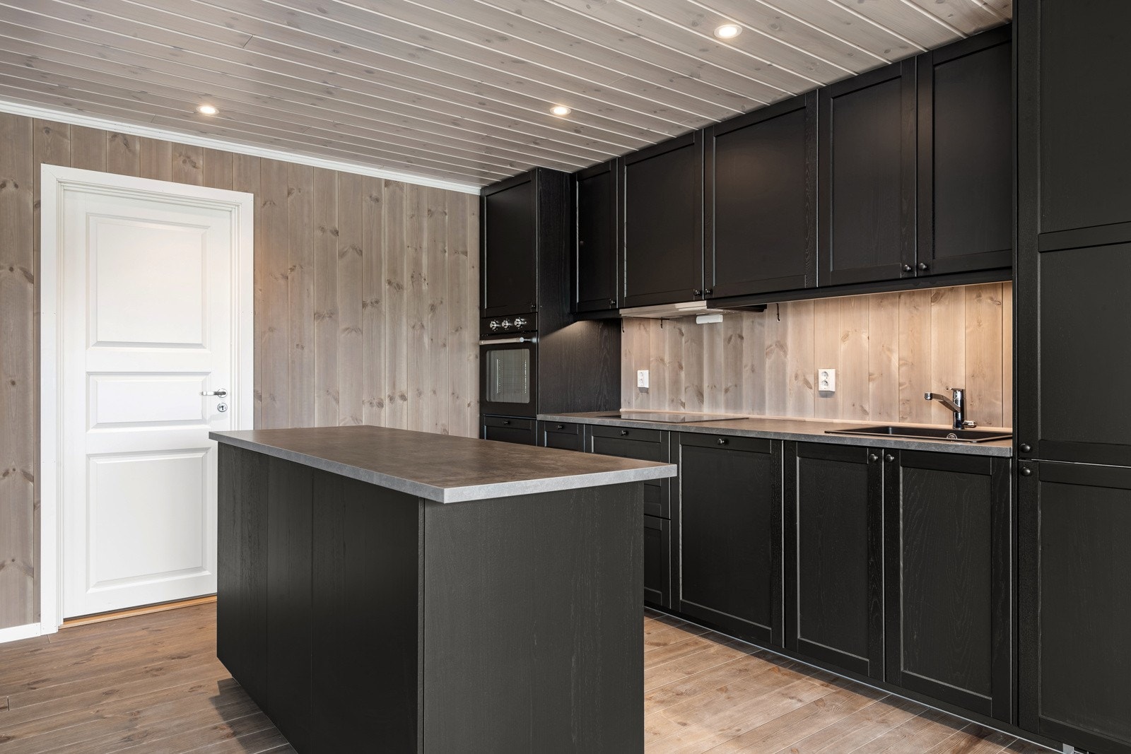 Kjøkkenet er fra Ikea i modell Lerhytten i sort farge. Galleribilde