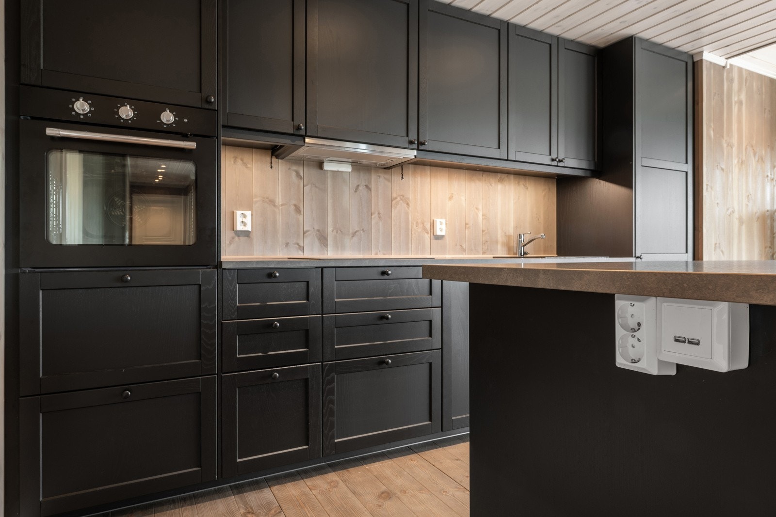 Det leveres helintegrerte hvitevarer fra Whirlpool bestående av induksjonstopp, ovn, oppvaskmaskin og kjøl-/fryseskap. Galleribilde