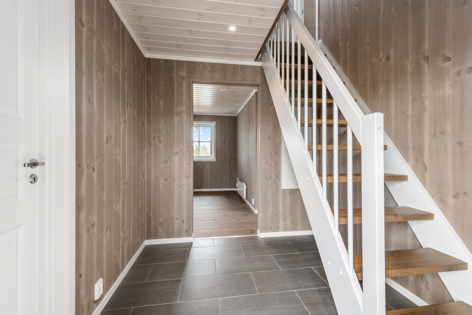 I gangen er det trapp opp til hemsen som gir tre ekstra rom. Galleribilde