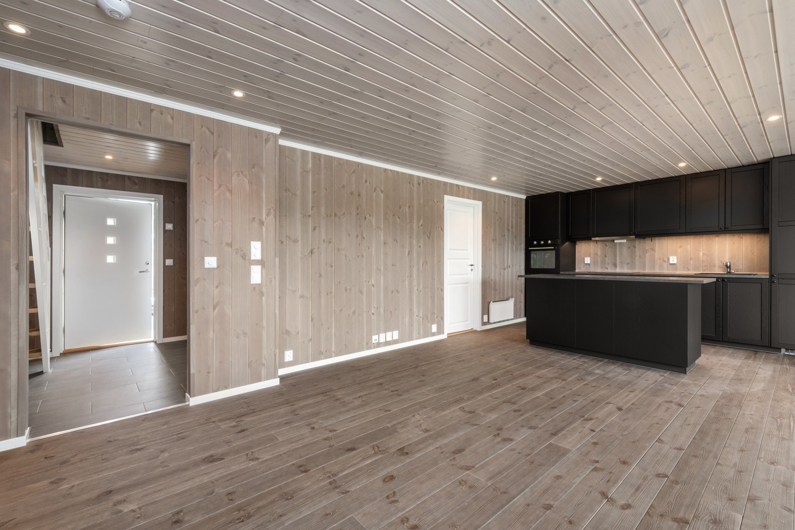 Det romslige rommet gir god plass til spisebord utenfor kjøkkensonen. Galleribilde