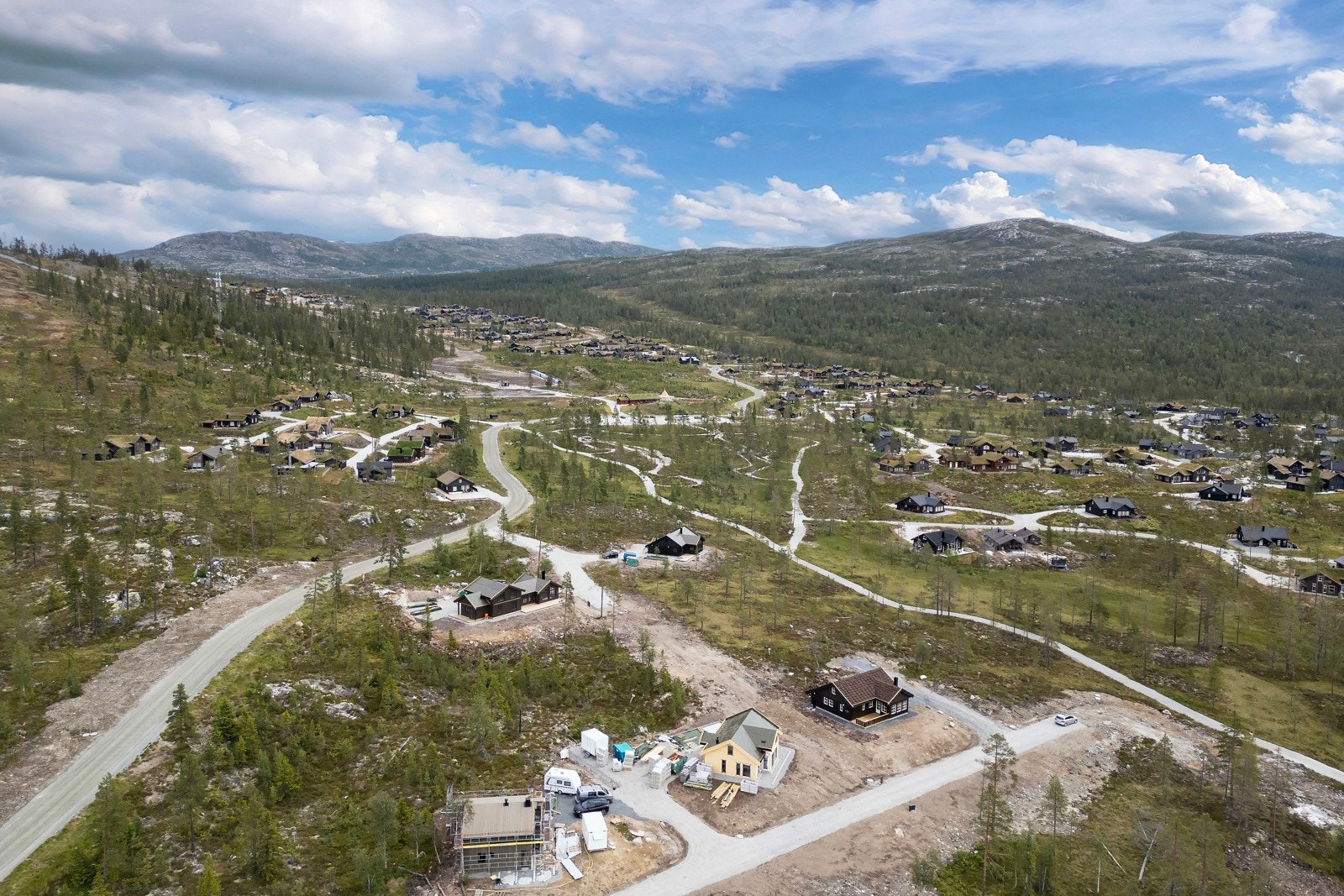 I sommerhalvåret finnes det gode muligheter for fiske, jakt, bading, elvepadling og toppturer med varierende vanskelighetsgrader. Galleribilde