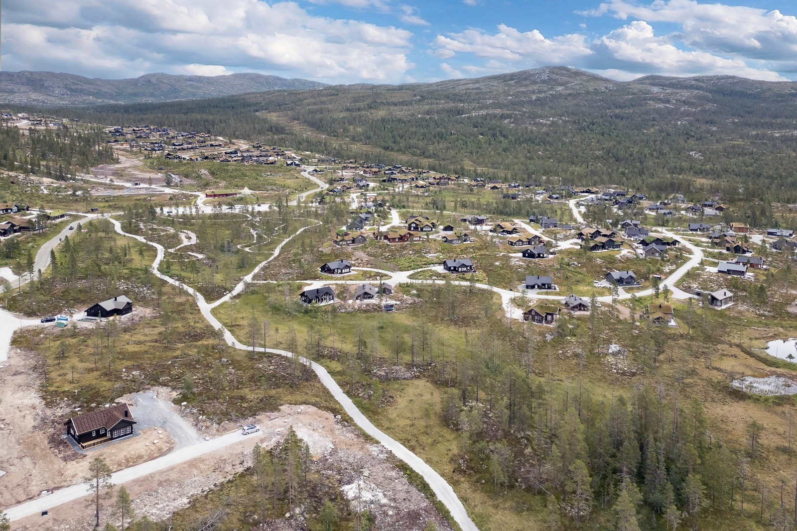 Den vestvendte beliggenheten på fjellet sikrer fantastiske solforhold, og hyttefeltet er omkranset av storslått natur som tatt ut av et gammelt, nostalgisk postkort. Galleribilde