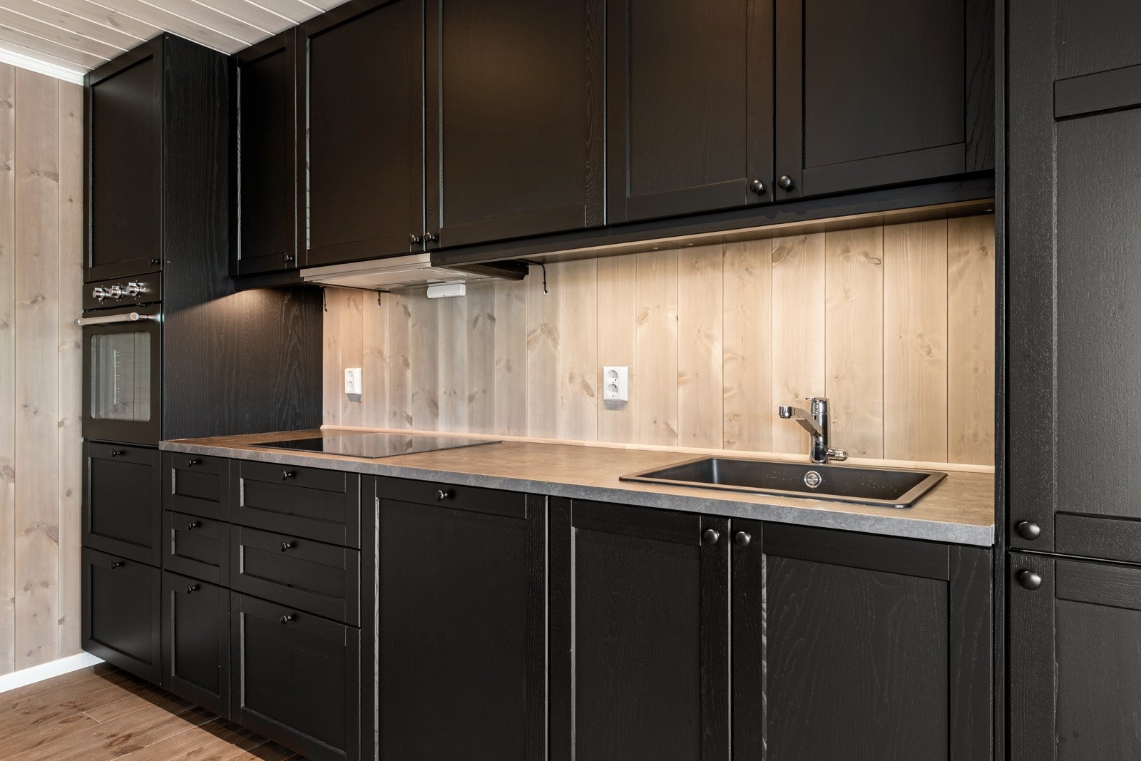 Det lekre kjøkkenet går langs den ene siden, samt kjøkkenøy. Galleribilde