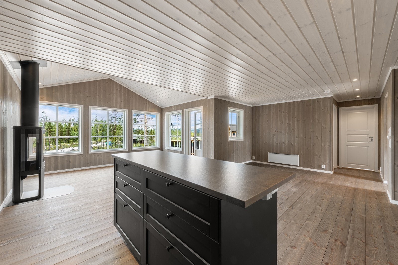 Hytta har et romslig og sosialt allrom bestående av kjøkken, stue og spisestue. Galleribilde