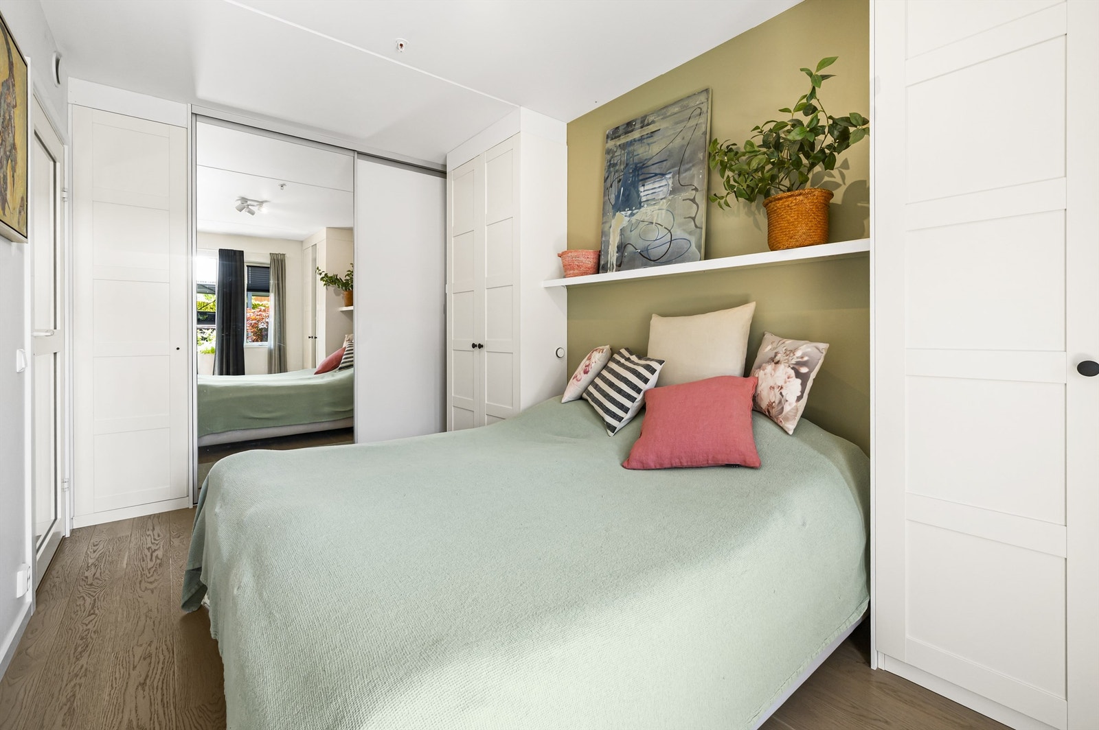 Hovedsoverommet har rikelig med oppbevaringsplass. Galleribilde