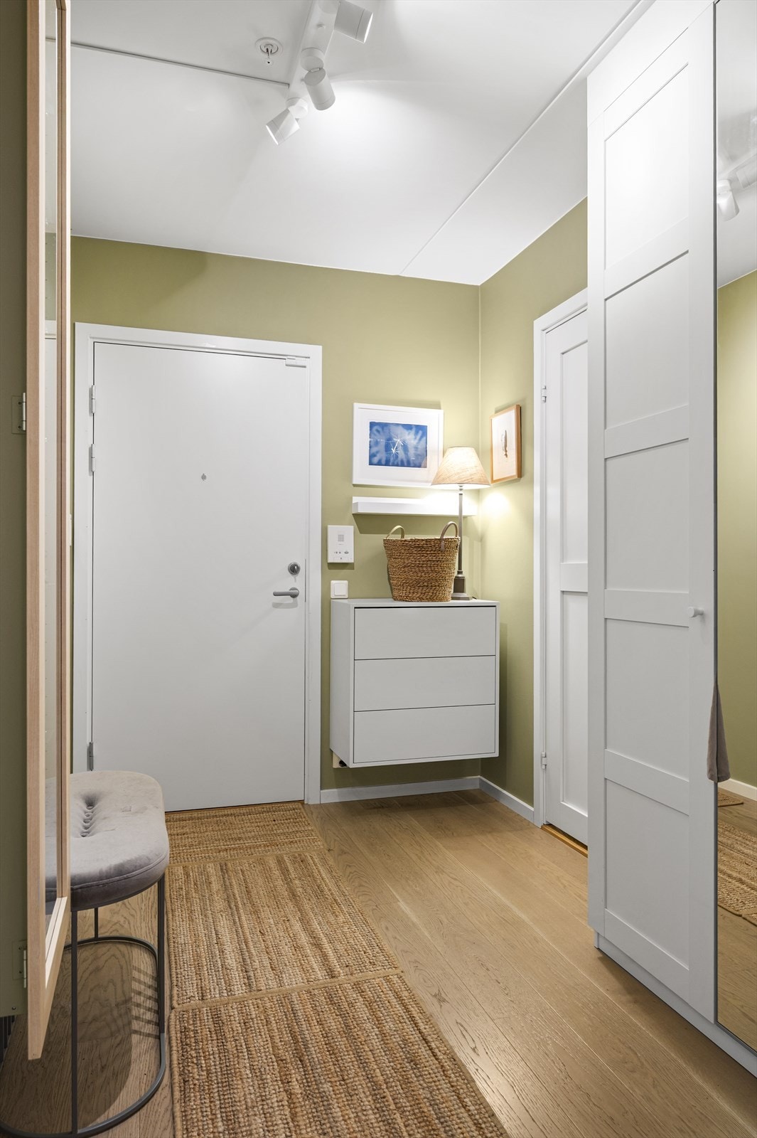 Heisadkomst fra garasje og inngangsplan. Det er installert dørcalling. Galleribilde