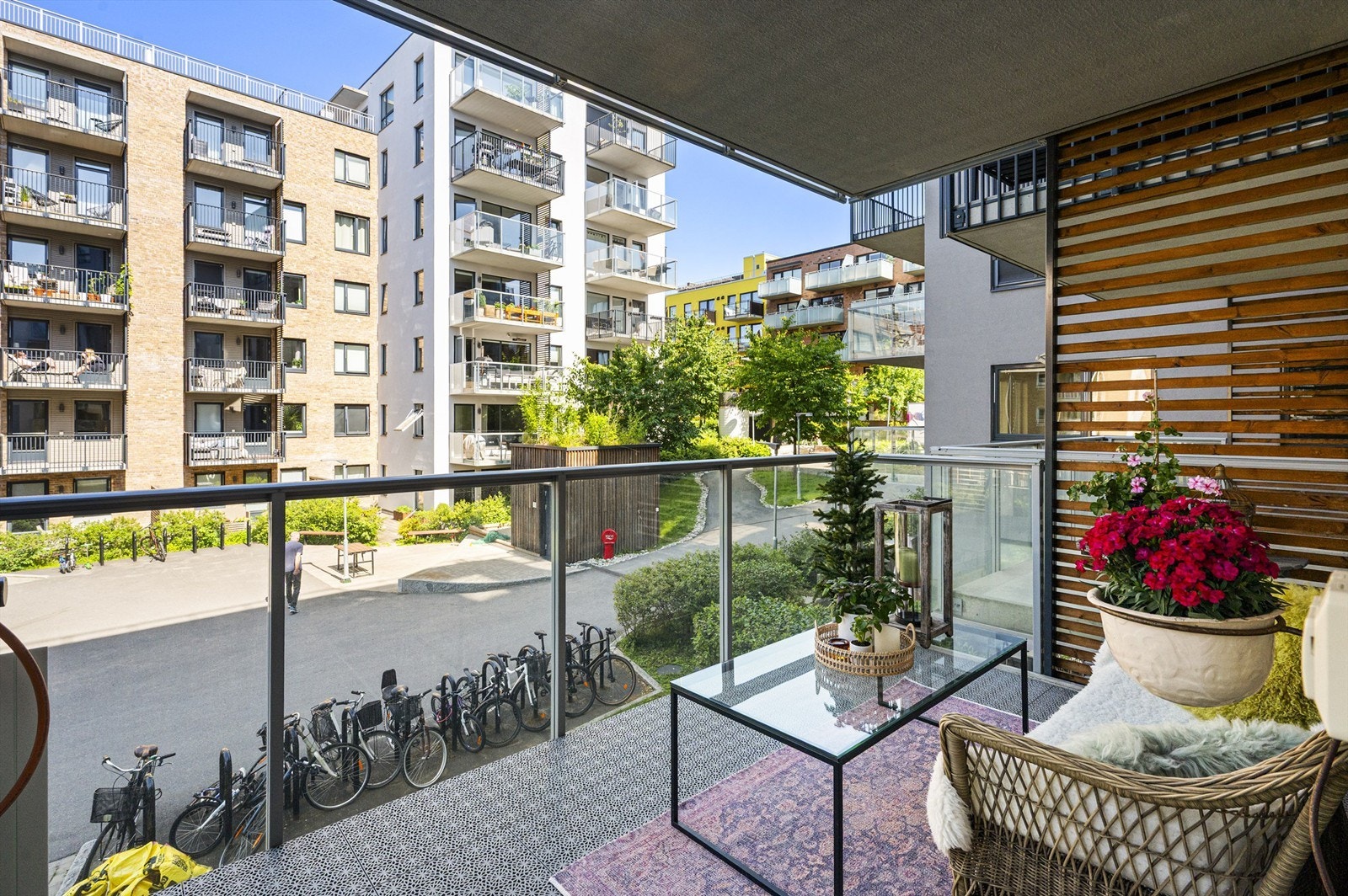 Den nordvestvendte balkongen vender inn mot rolig gårdsrom. Galleribilde