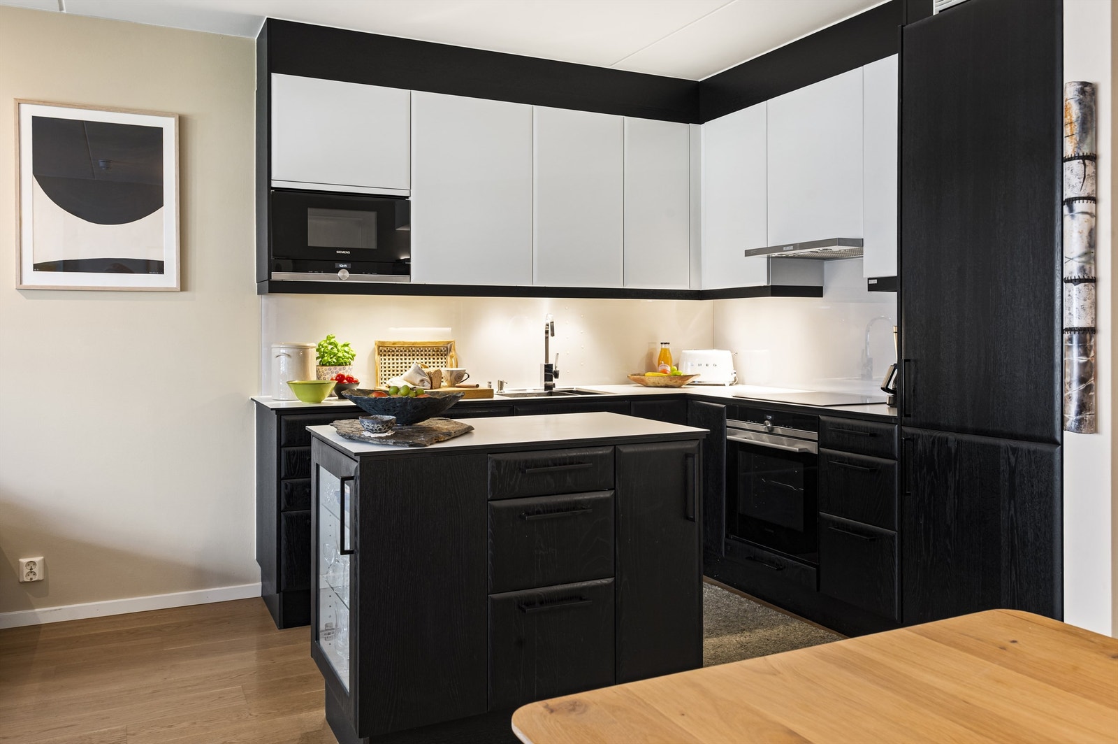 Lekkert kjøkken som ligger i åpen, sosial løsning. Kjøkkenet har rikelig med skap- og benkeplass, samt en kjøkkenøy med barløsning. Galleribilde