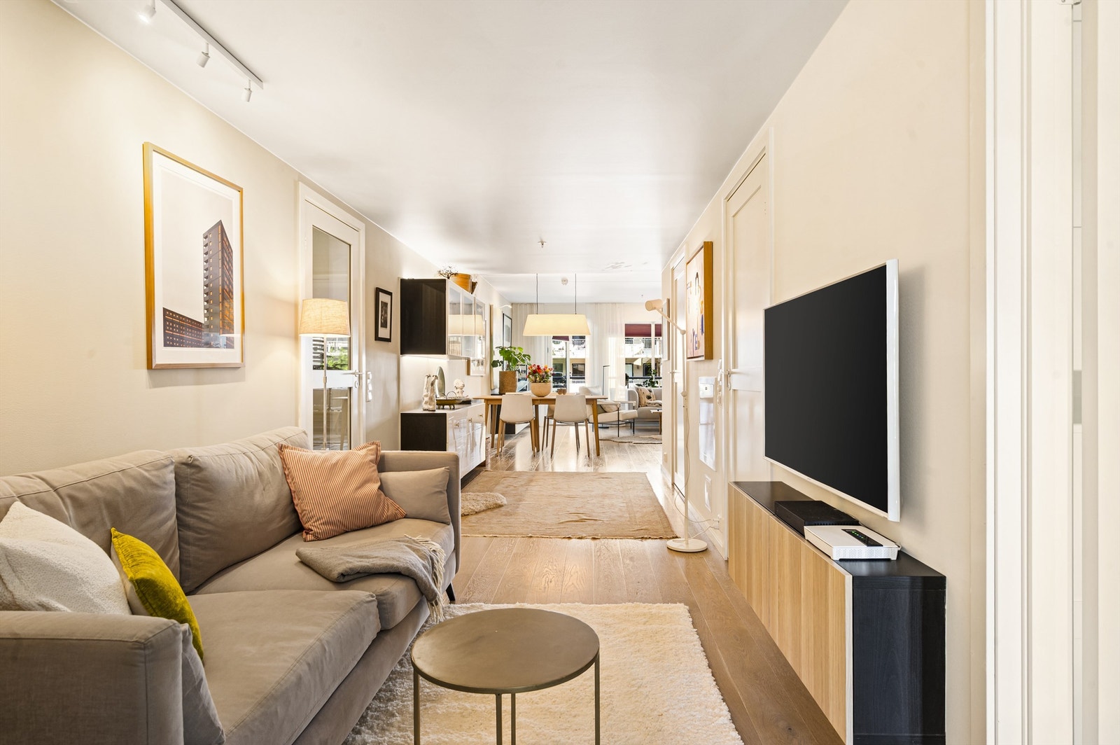 Flott, énstavs parkett i leiligheten. Galleribilde