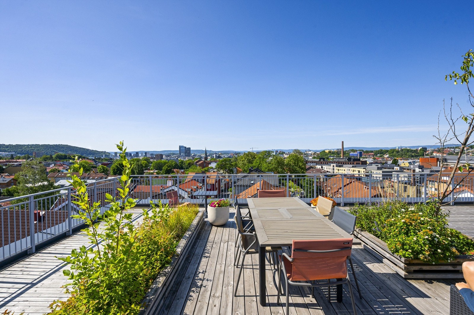 I tillegg til to uteplasser er det fantastisk felles takterrasse i oppgangen. Galleribilde