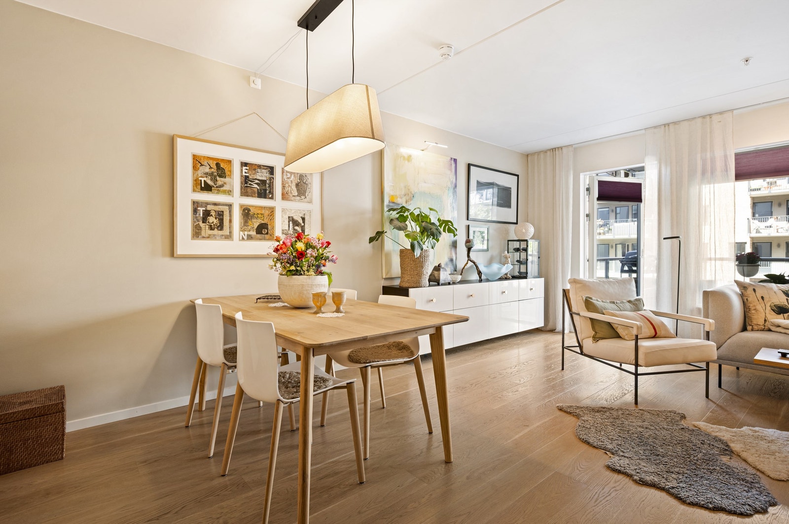 Boligen er moderne (2018), med populær planløsning og mye lys fra begge sider. To bad, heis og garasjeplass m/ ellader. Galleribilde