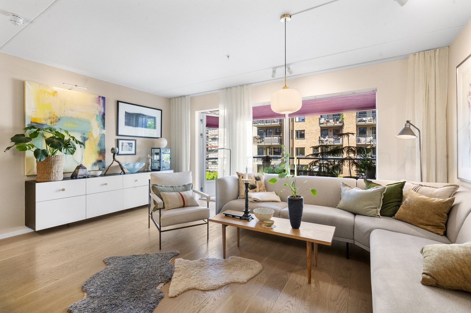 Stor stue med plass til hele familien! Det er lite innsyn som følge av god avstand til nabobygg. Galleribilde