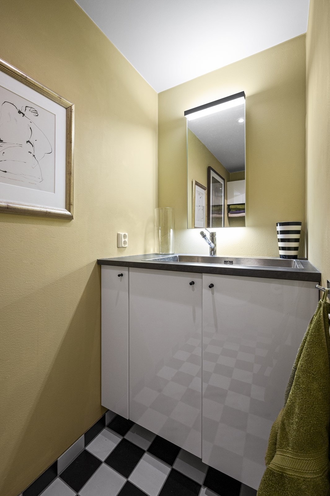 Svært praktisk med ekstra wc i entréen i tillegg til større bad i leiligheten. Galleribilde