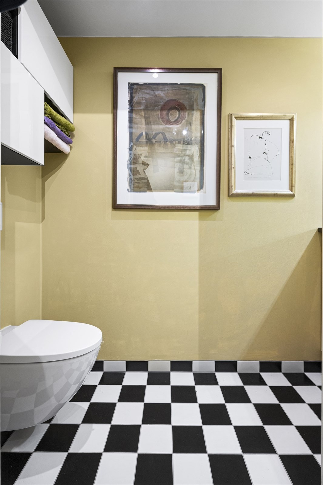 Fra entréen er det WC-rom fra byggeår med vegghengt innredning, nedfelt utslagsvask, speil og vegghengt toalett. Galleribilde