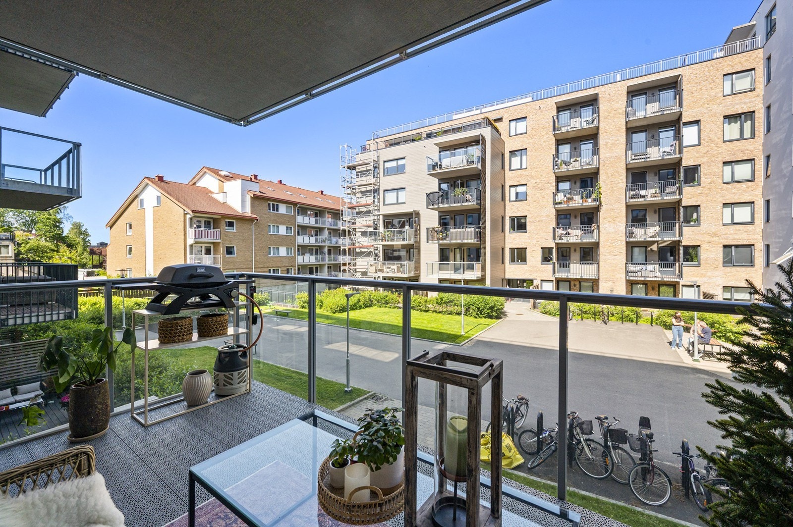 Balkongen er på hele 9 kvm, og har sol mellom ca kl 16 og kl 19.30 midtsommers. Heis opp fra inngangsplan og til leiligheten. Galleribilde