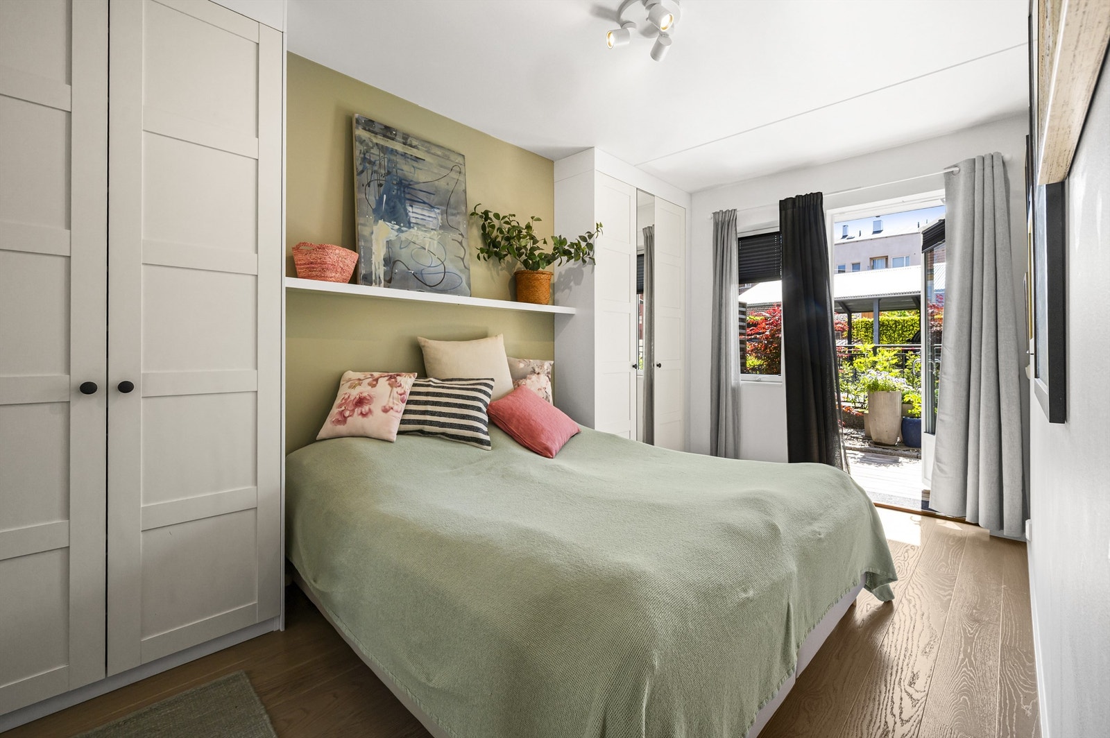 Hovedsoverommet er av god størrelse med plass til stor dobbeltseng. Vindu vender mot øst og rolig trehusbebyggelse. Galleribilde