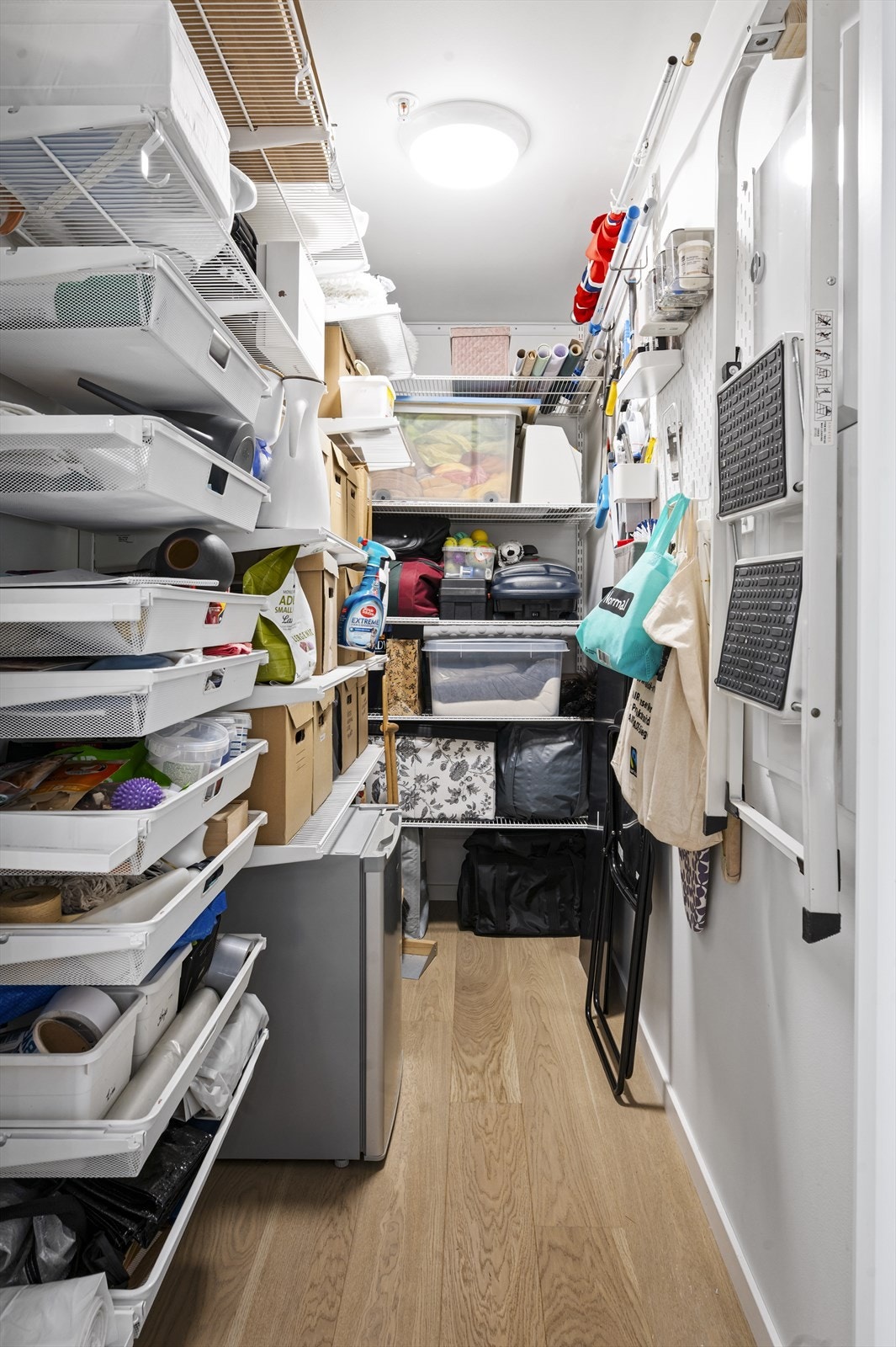 Boligen har en innvendig bod med montert hylleløsning for ytterligere oppbevaringsplass. I tillegg kjellerbod. Galleribilde