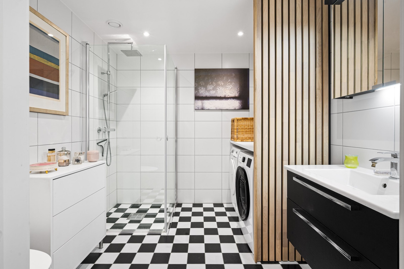 Delikat og flislagt baderom levert av Svedberg fra byggeår med gulvvarme. Galleribilde