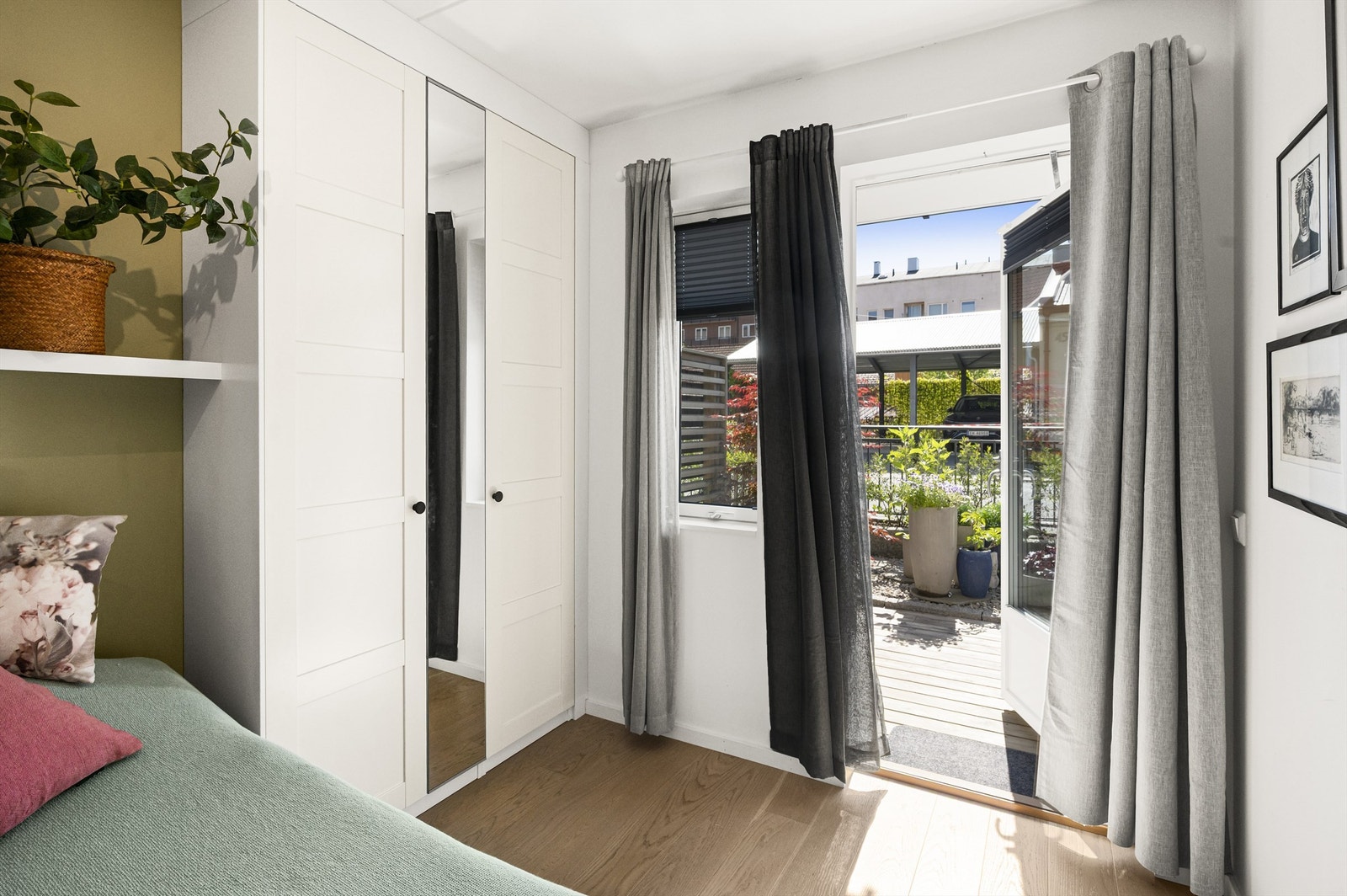 Utgang til en fantastisk idyllisk terrasse med flotte solforhold. Galleribilde